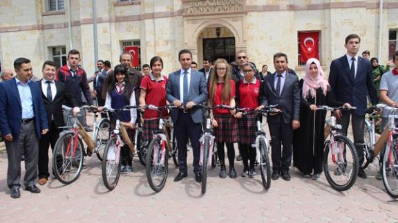 Sağlıklı ve Hareketli Yaşam için Öğrencilere  bisiklet dağıtıldı